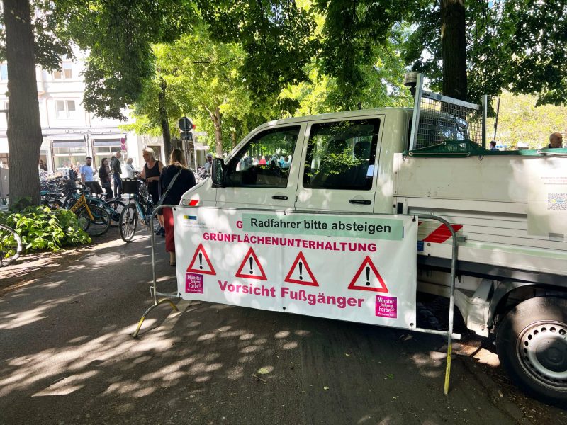 Radfahrer absteigen